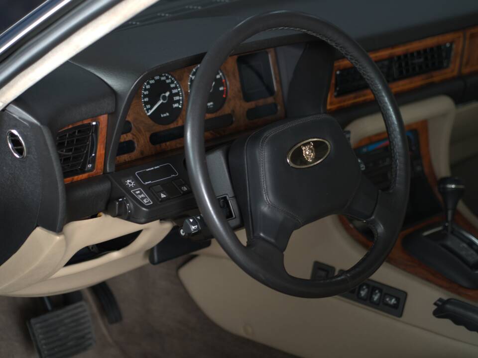 Image 22/37 of Jaguar Sovereign 3.6 (1988)