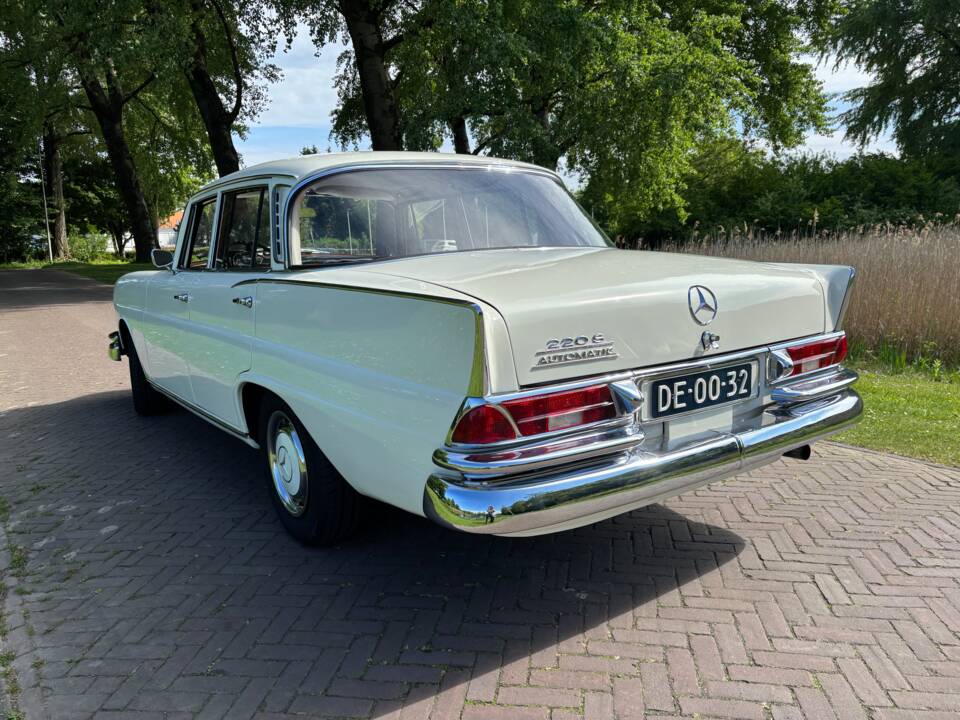 Image 3/64 of Mercedes-Benz 220 S b (1965)