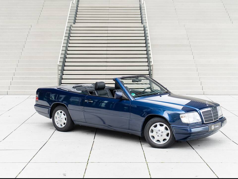 Image 1/45 of Mercedes-Benz E 220 (1995)