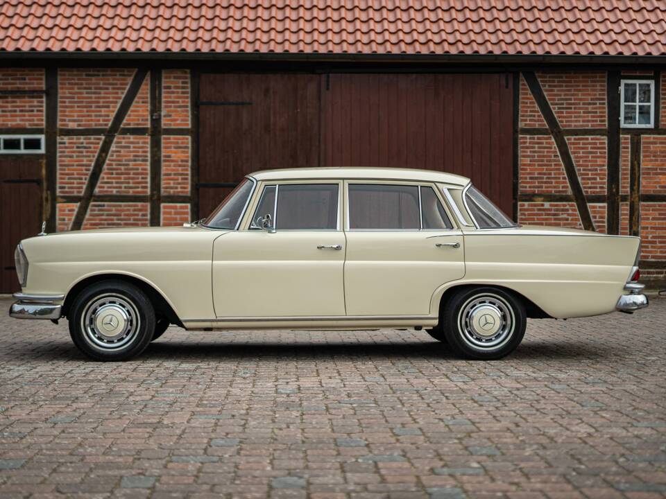 Image 11/42 of Mercedes-Benz 220 SE b (1965)
