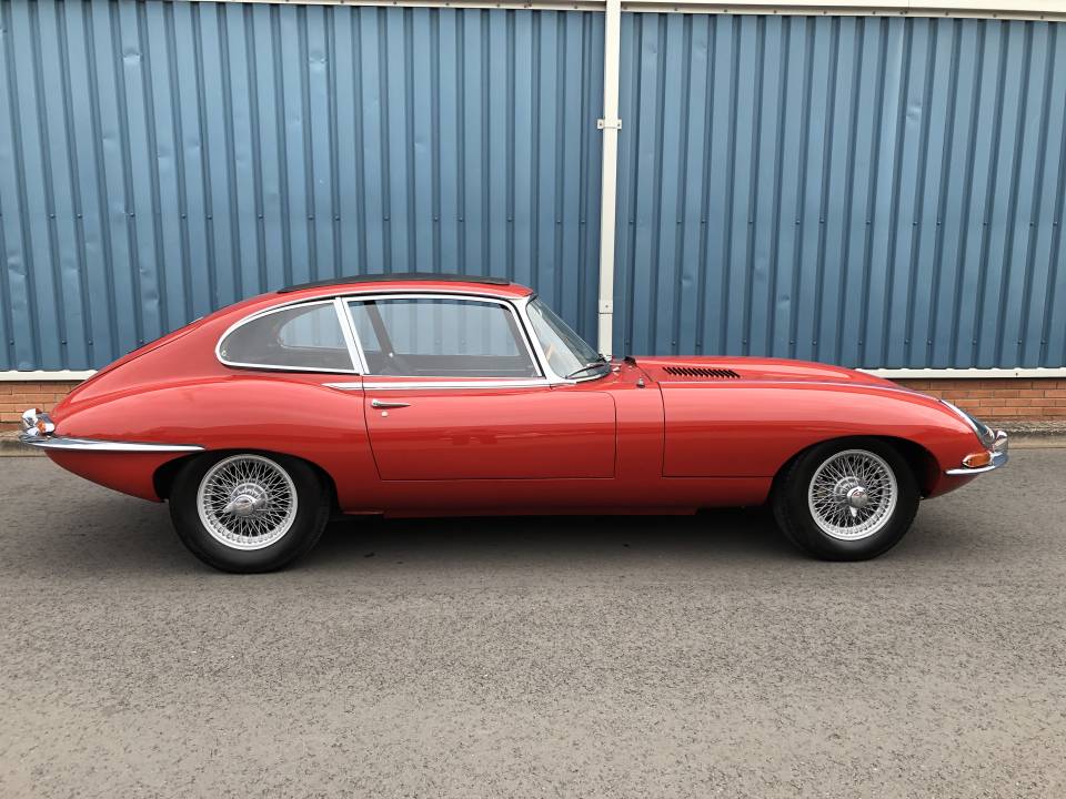 Image 2/9 of Jaguar E-Type (2+2) (1966)