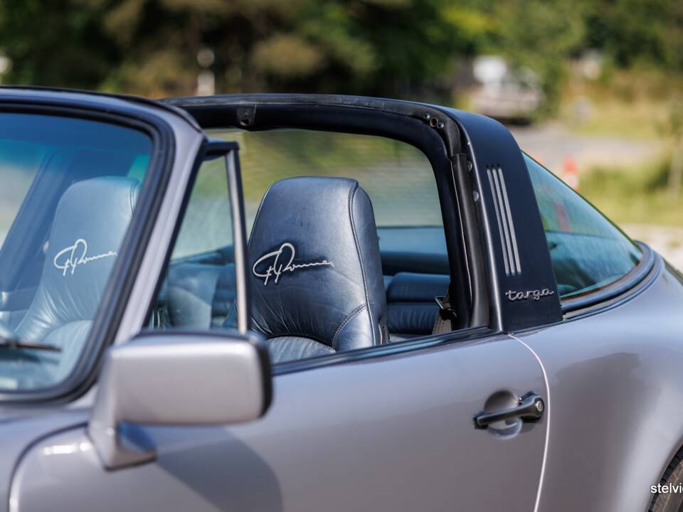 Image 19/44 de Porsche 911 Carrera 3.2 &quot;#250.000 911&quot; (1988)
