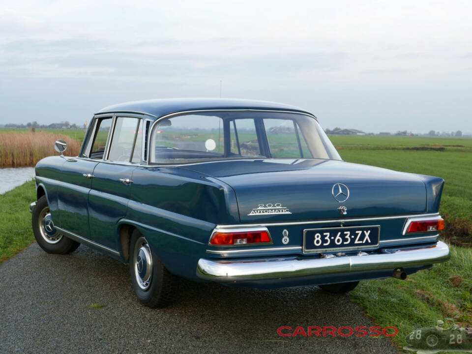 Image 21/37 of Mercedes-Benz 200 (1967)