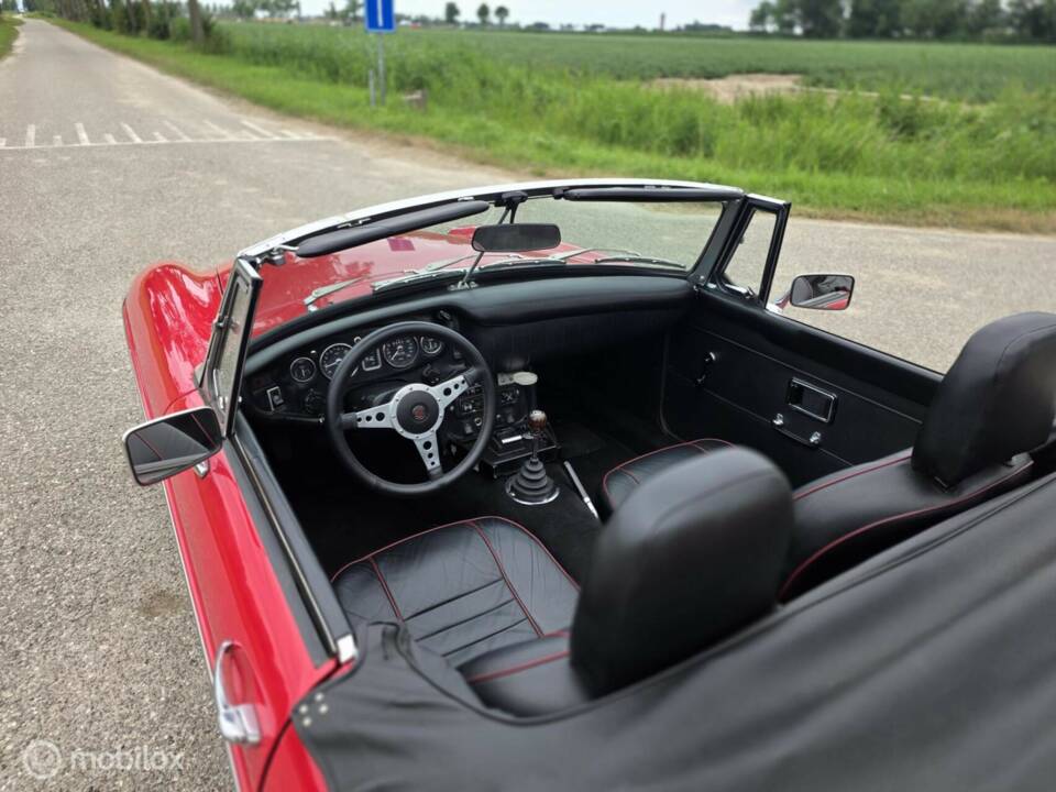 Image 19/44 of MG MGC (1969)