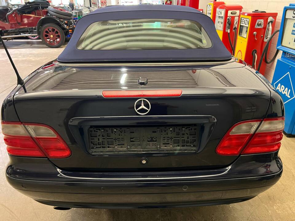 Image 14/17 of Mercedes-Benz CLK 320 (2001)