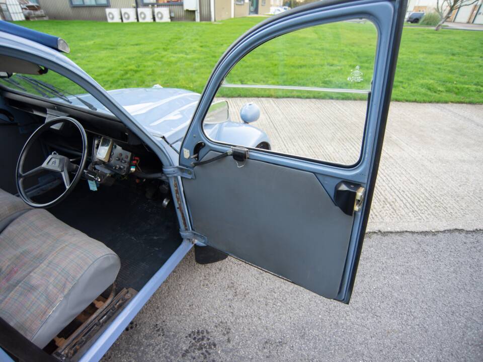 Image 12/38 de Citroën 2 CV 6 (1988)