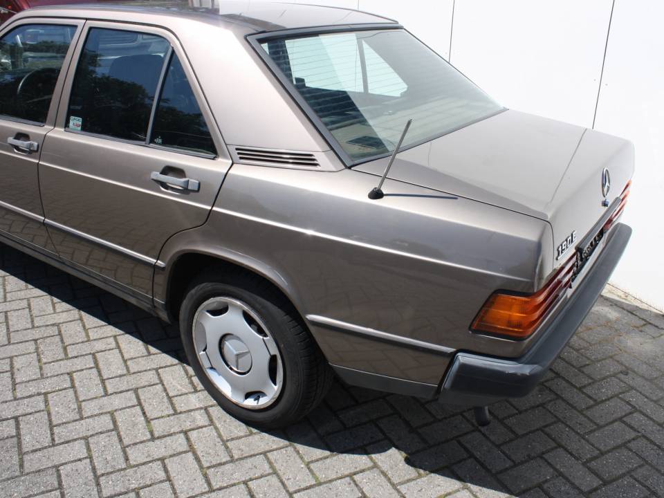 Immagine 9/13 di Mercedes-Benz 190 E (1987)