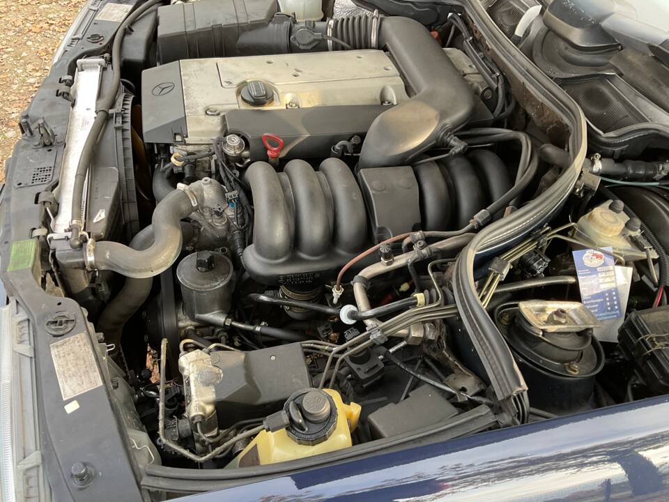 Image 97/149 of Mercedes-Benz 320 TE (1993)