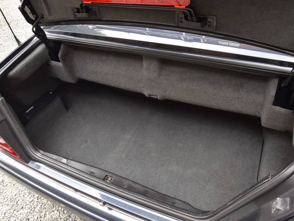 Image 14/15 of Mercedes-Benz E 200 (1997)