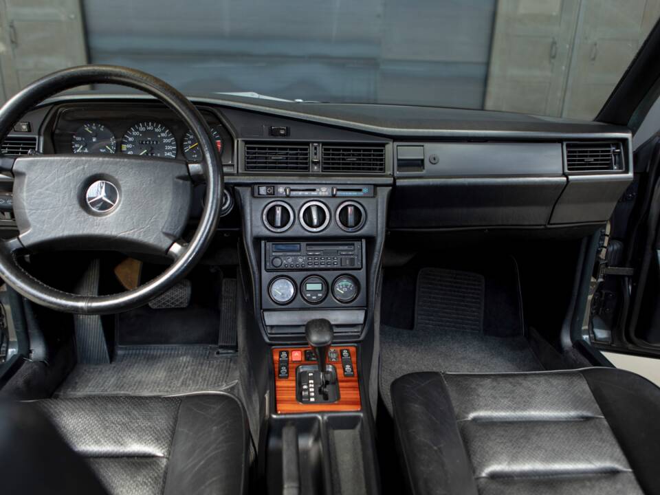 Image 11/23 de Mercedes-Benz 190 E 2.5-16 (1989)