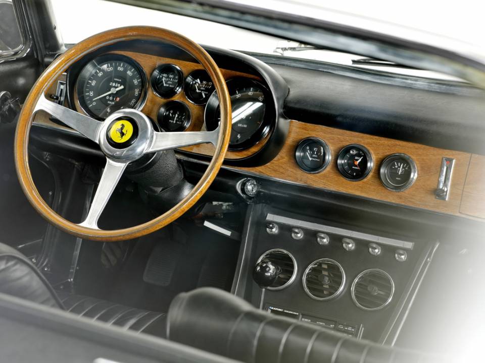 Image 19/28 of Ferrari 330 GTC (1968)