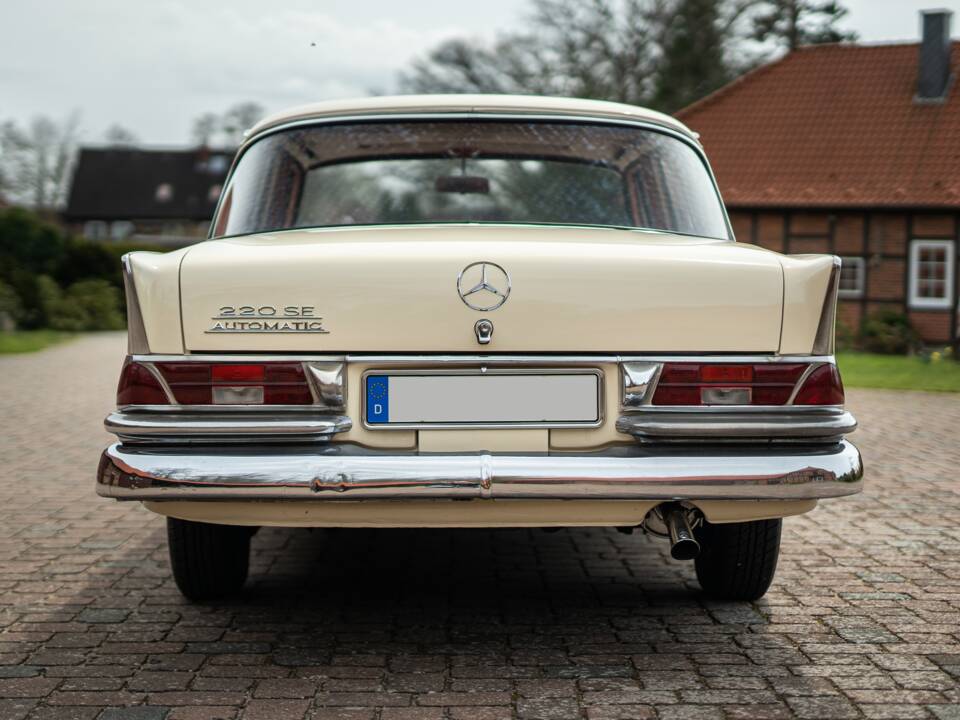 Image 17/42 of Mercedes-Benz 220 SE b (1965)