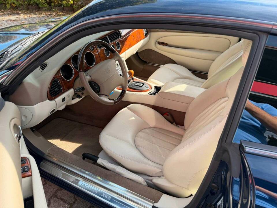 Image 11/35 of Jaguar XK8 4.0 (2002)