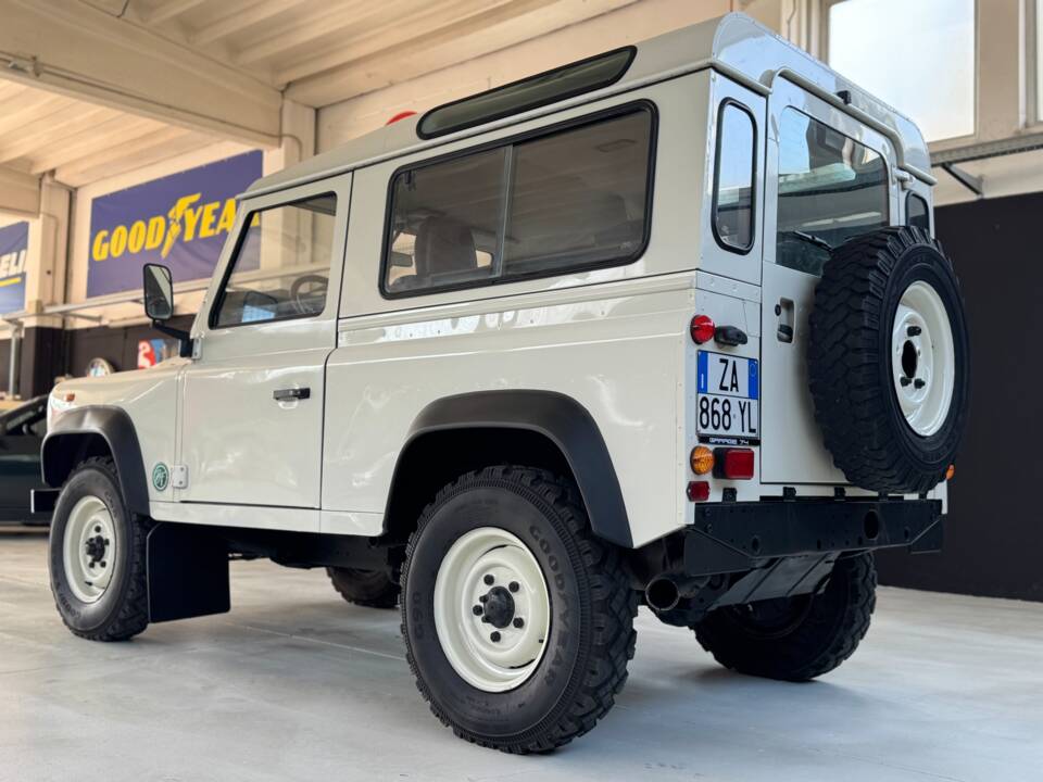 Bild 10/61 von Land Rover Defender 90 Td5 (2000)