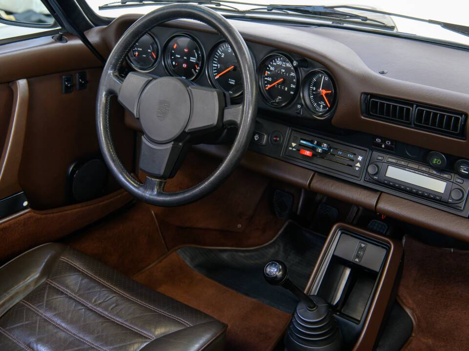 Image 15/36 of Porsche 911 Carrera 3.2 (1984)