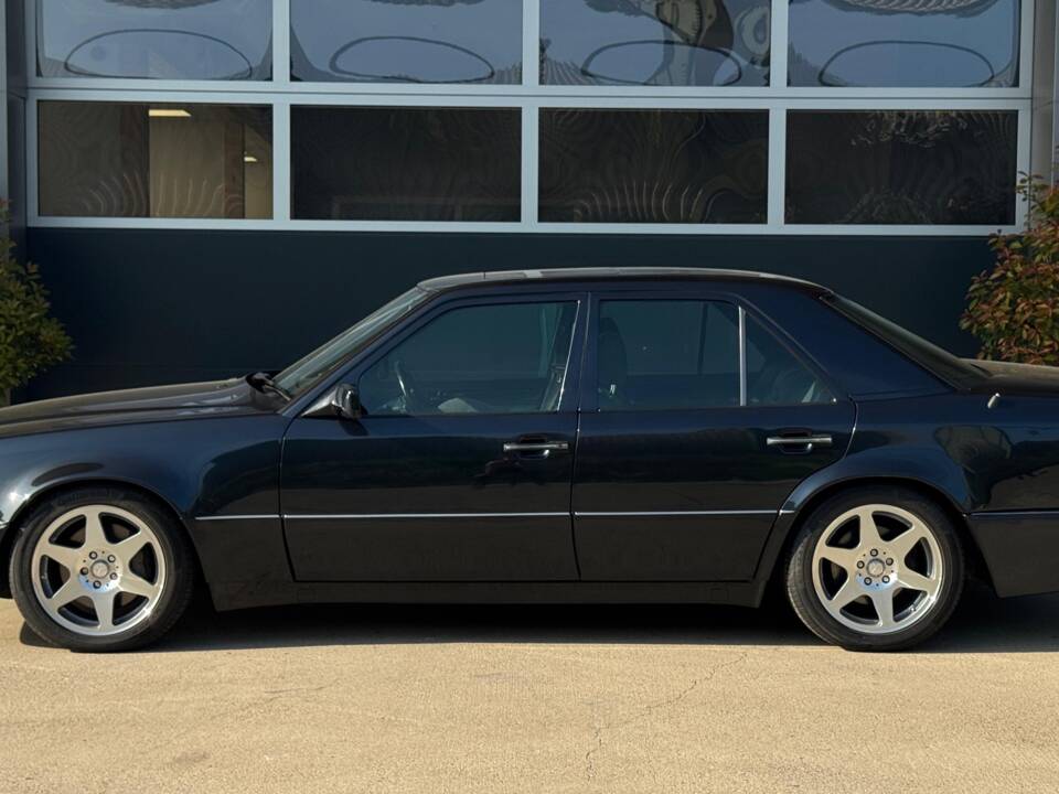 Image 21/29 of Mercedes-Benz E 500 Limited (1994)