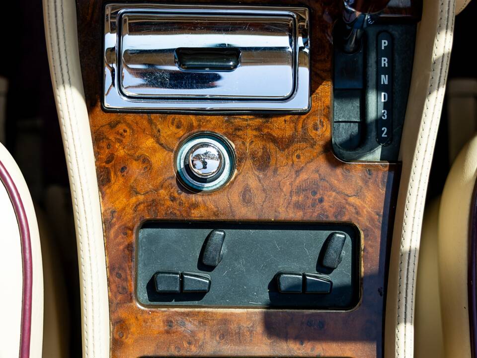 Image 42/46 of Bentley Azure (1997)