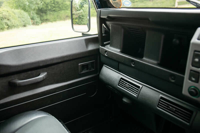 Image 32/50 de Land Rover Defender 90 Td5 (2003)
