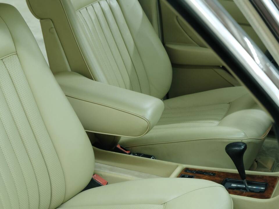 Bild 33/50 von Mercedes-Benz 380 SE (1984)