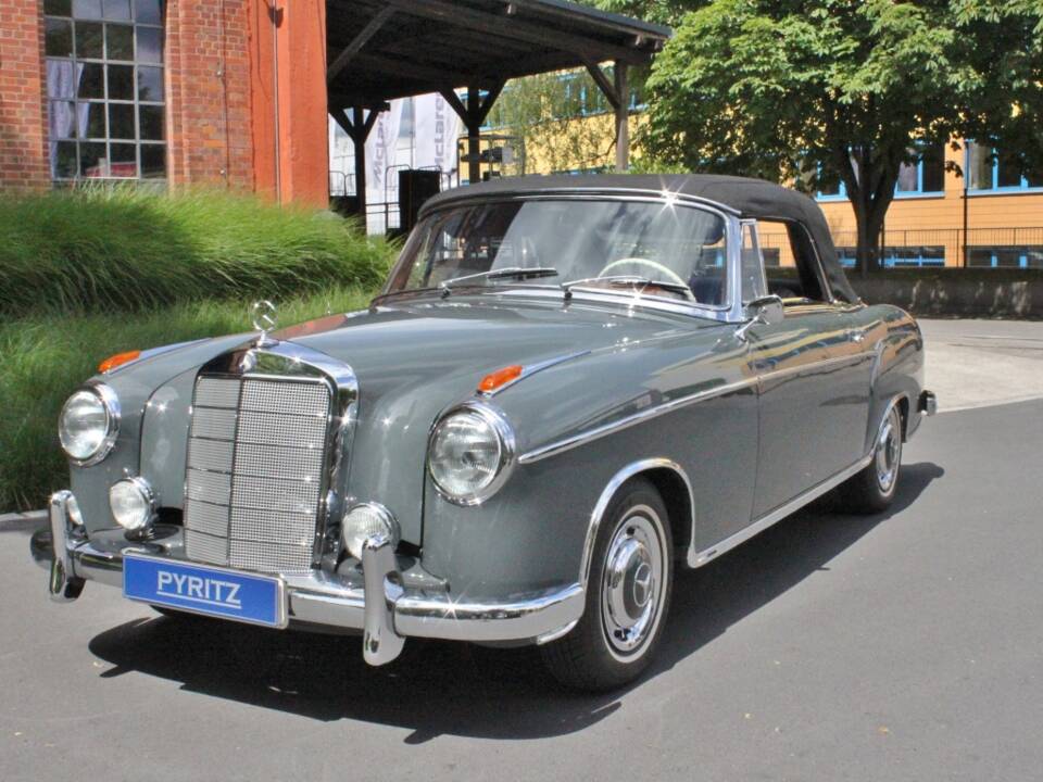 Immagine 2/17 di Mercedes-Benz 220 SE Cabriolet (1960)