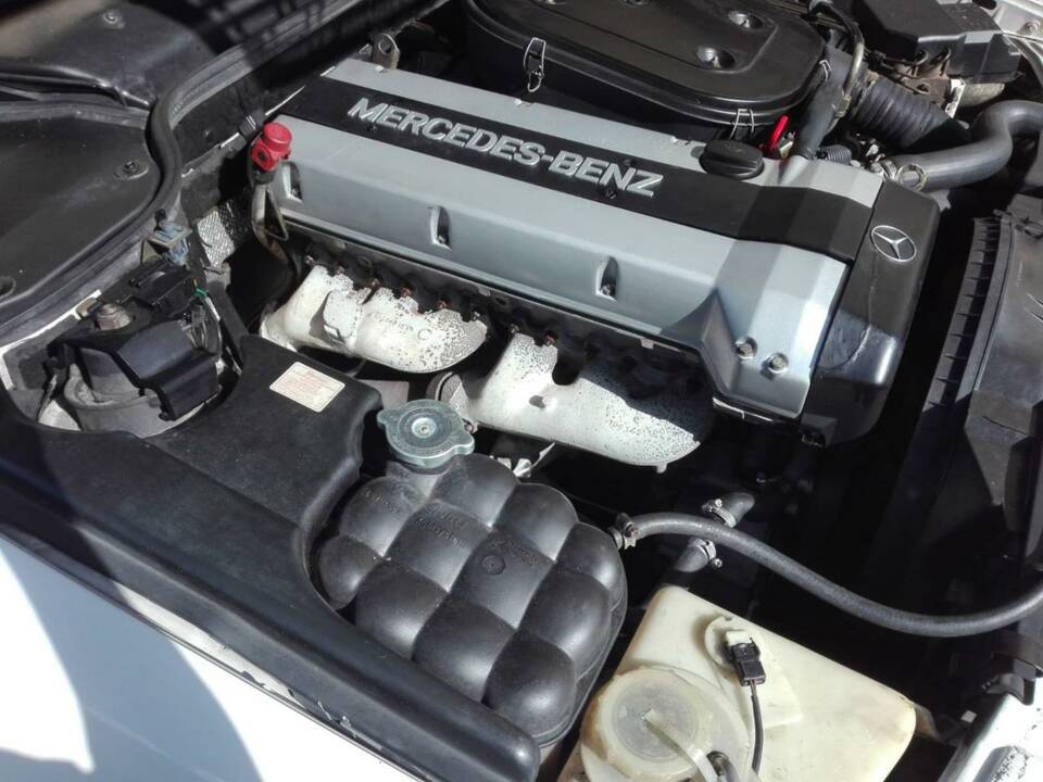 Image 28/50 of Mercedes-Benz 300 SL-24 (1989)