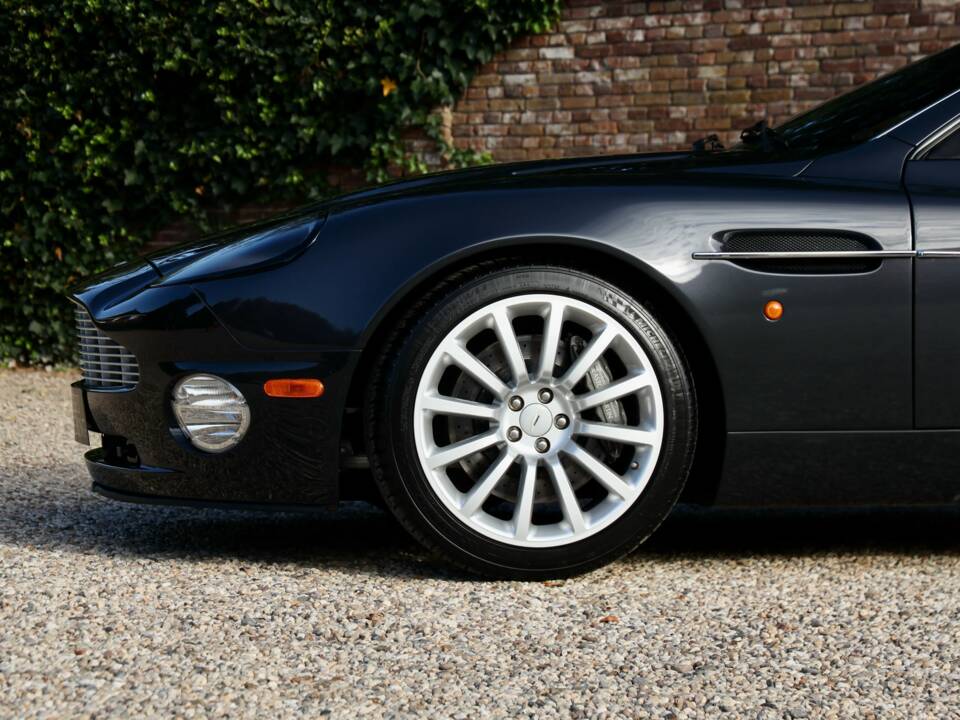 Image 16/50 of Aston Martin V12 Vanquish (2003)