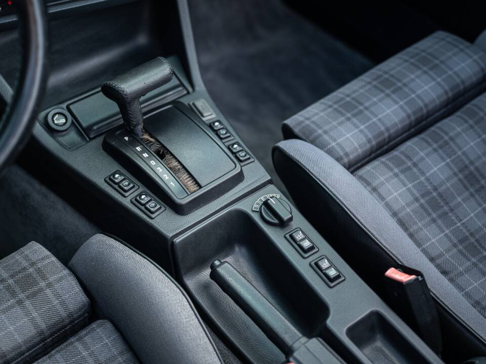 Image 48/71 of BMW 325i (1989)