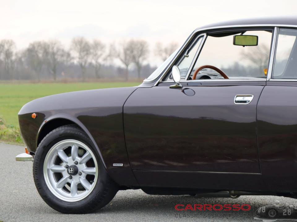 Immagine 28/40 di Alfa Romeo Giulia 1300 GT Junior (1972)