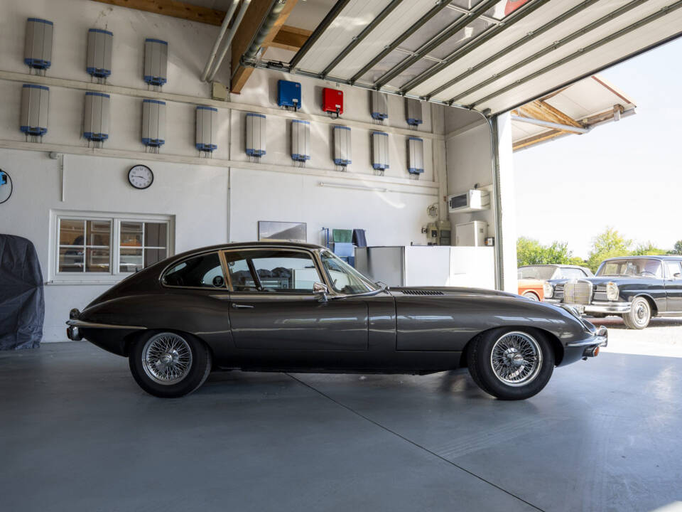 Image 7/15 of Jaguar E-Type (1969)