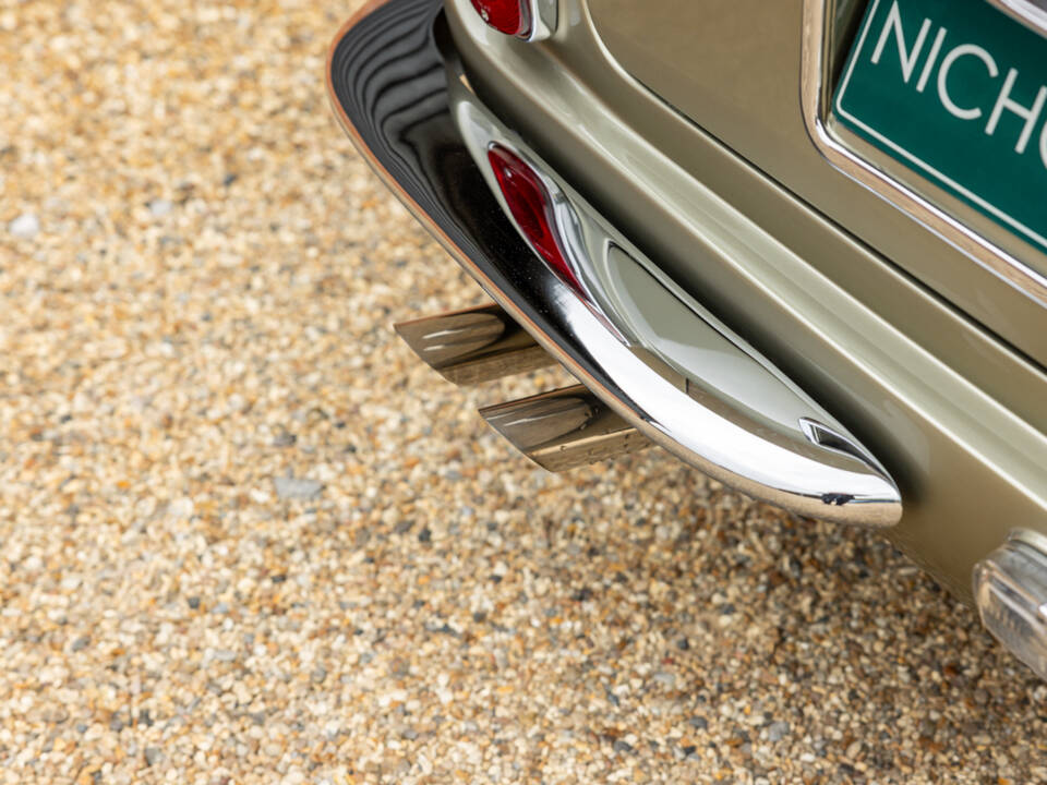 Immagine 40/57 di Aston Martin DB 6 Volante (1969)