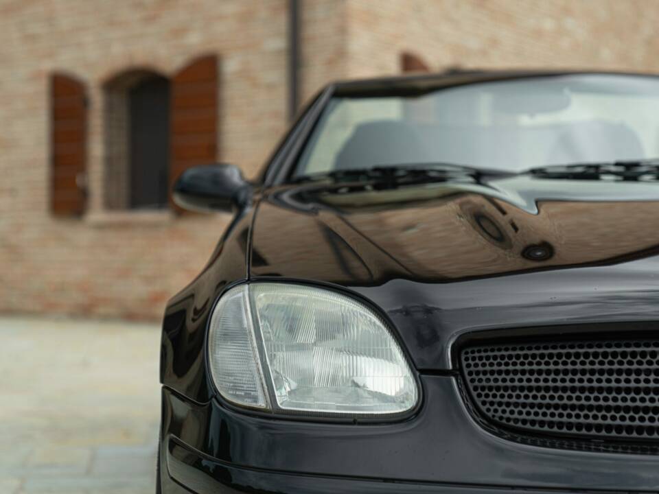 Obraz 13/50 pojazdu Mercedes-Benz SLK 200 (1998)