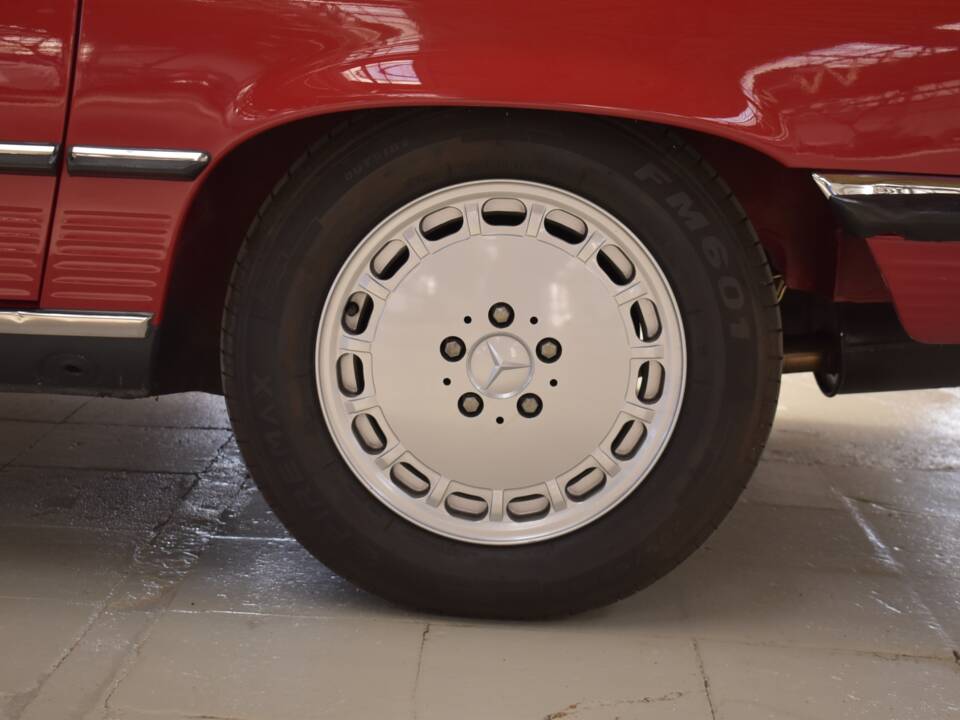 Image 90/94 of Mercedes-Benz 560 SL (1988)