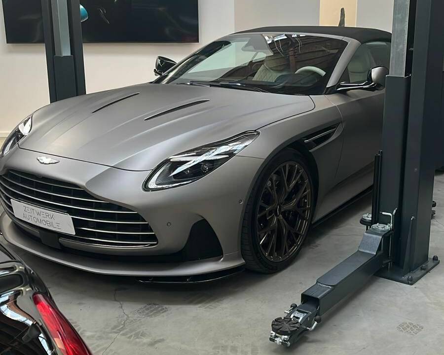 Image 2/4 of Aston Martin DB12 Volante (2024)