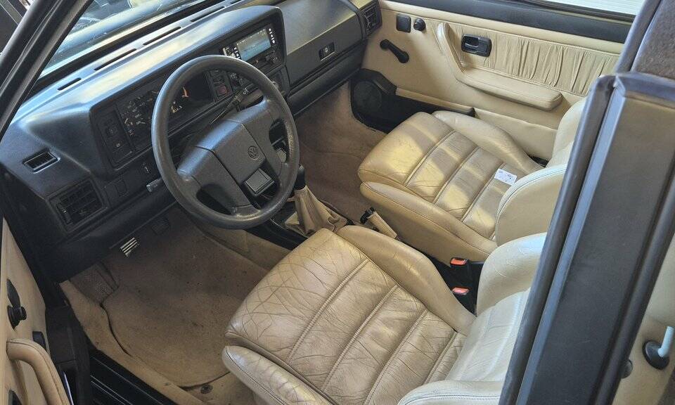 Bild 2/8 von Volkswagen Golf I Cabrio 1.8 (1991)