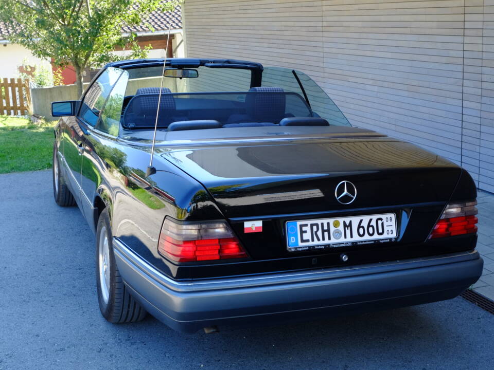 Imagen 108/171 de Mercedes-Benz E 220 (1994)