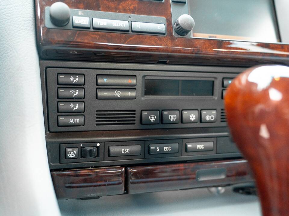 Image 42/55 of BMW 740i (1997)