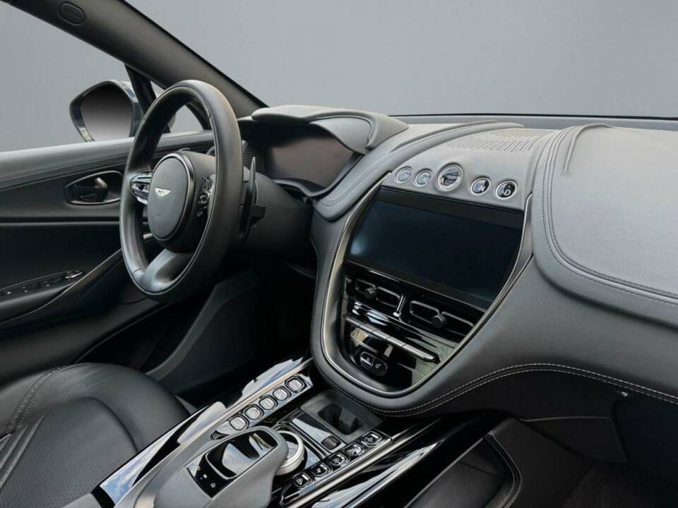Image 8/13 de Aston Martin DBX 4.0 V8 (2021)