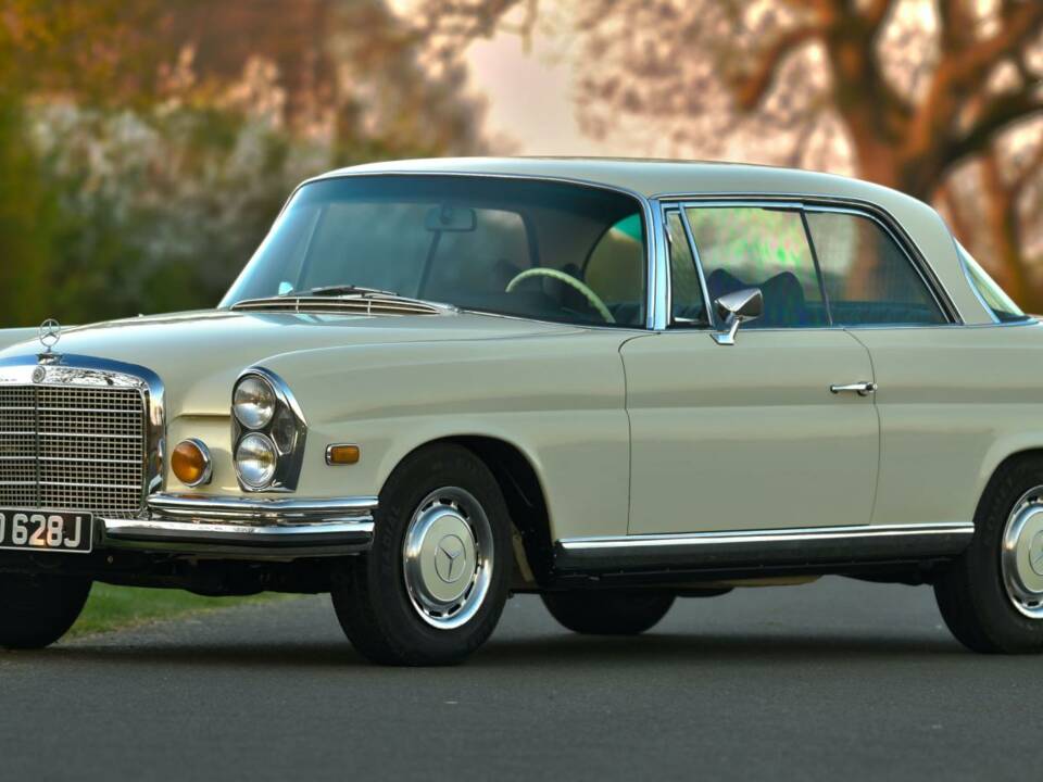 Image 7/50 of Mercedes-Benz 280 SE 3,5 (1971)