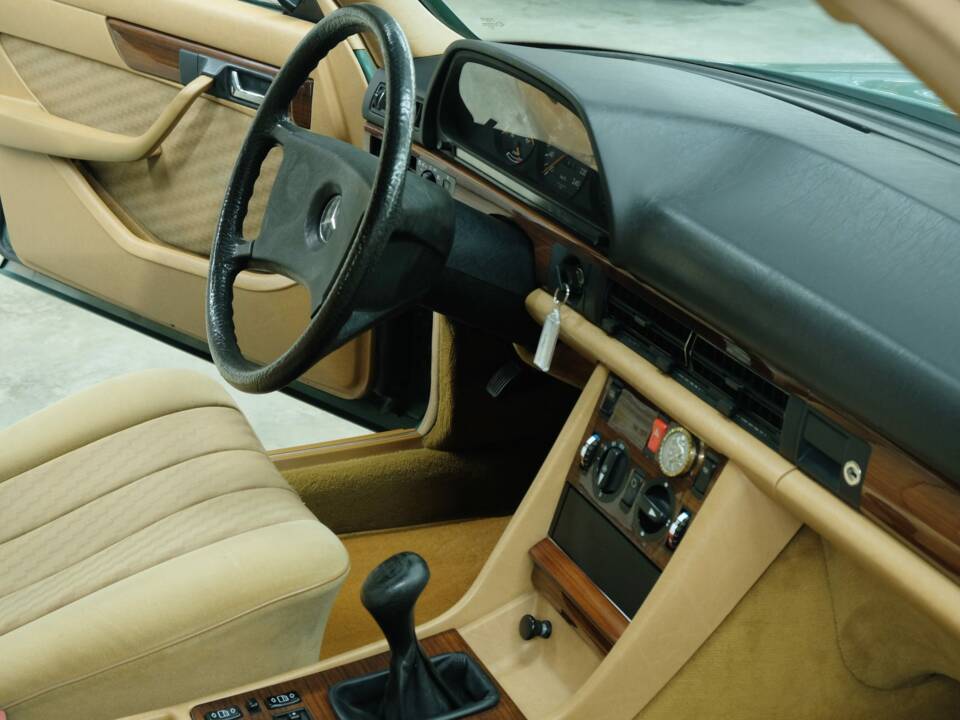 Bild 25/50 von Mercedes-Benz 260 SE (1990)