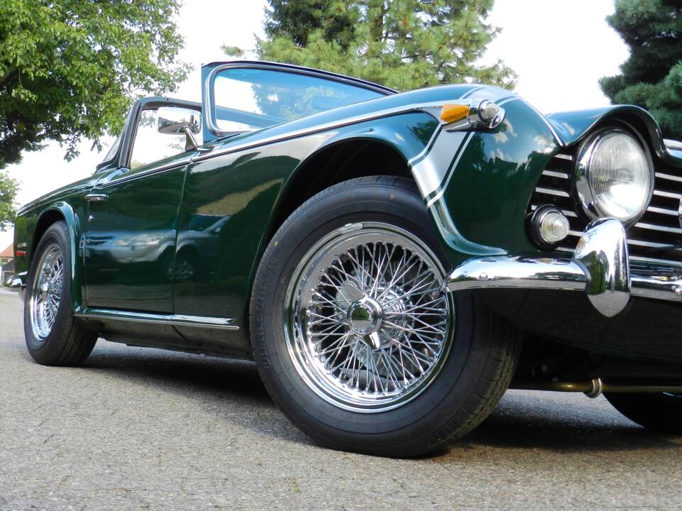 Image 30/66 of Triumph TR 250 (1968)