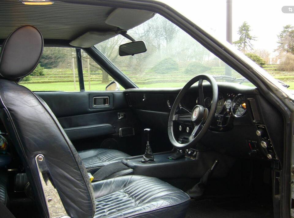 Image 2/5 of Aston Martin DBS V8 (1971)