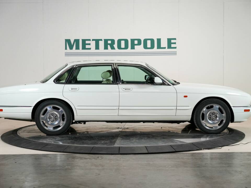 Image 15/50 of Jaguar XJR 4.0 (1995)