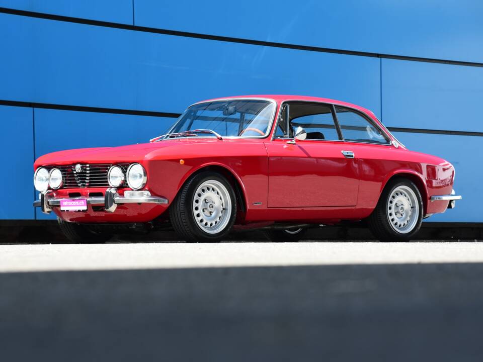 Image 16/17 of Alfa Romeo 2000 GT Veloce (1972)