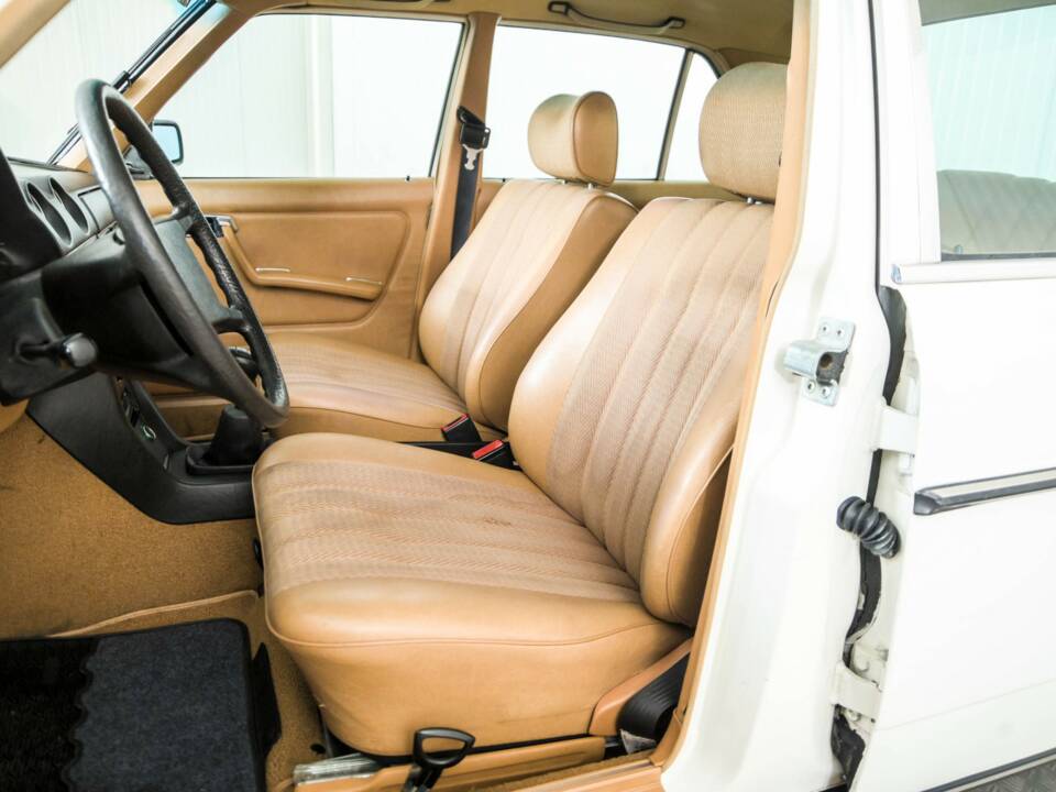 Image 15/50 of Mercedes-Benz 300 D (1980)