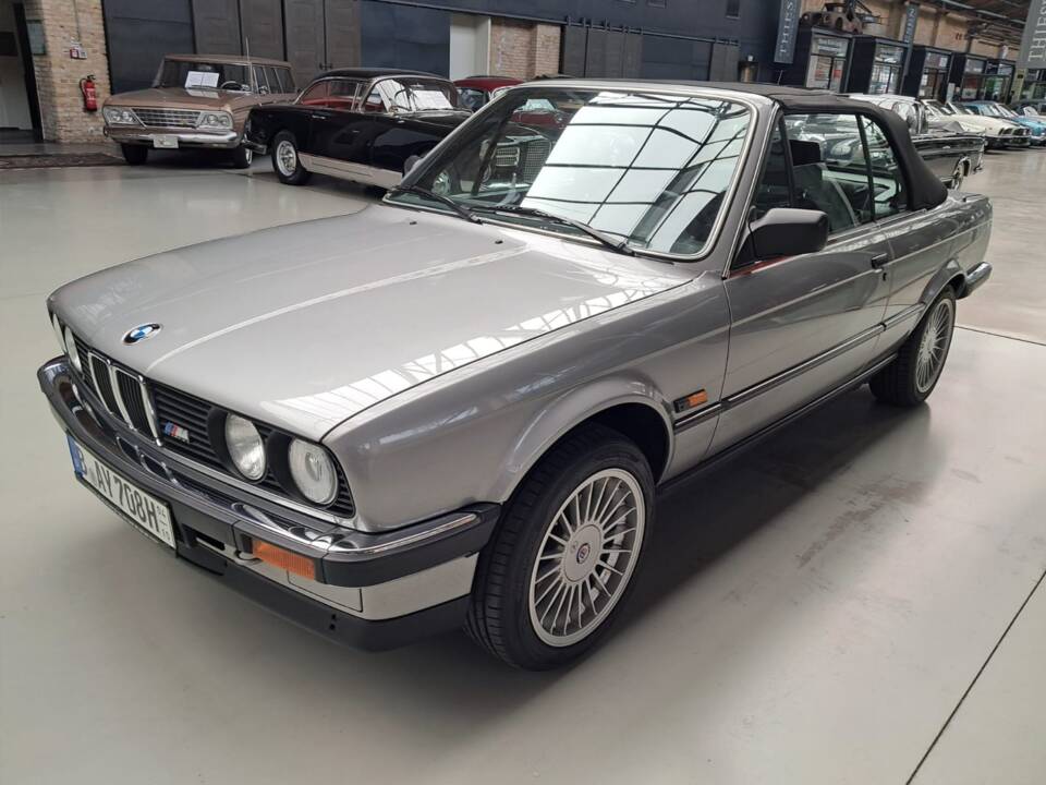 Image 11/12 of BMW 320i (1990)