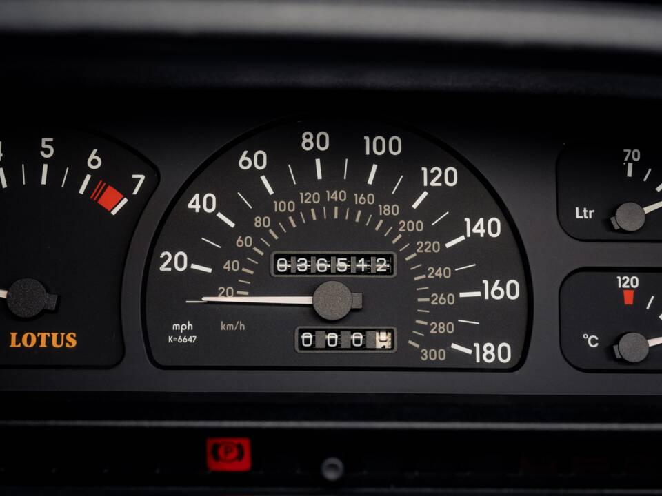 Image 44/75 of Lotus Carlton (1991)