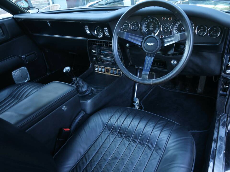 Image 19/50 of Aston Martin DBS V8 (1972)