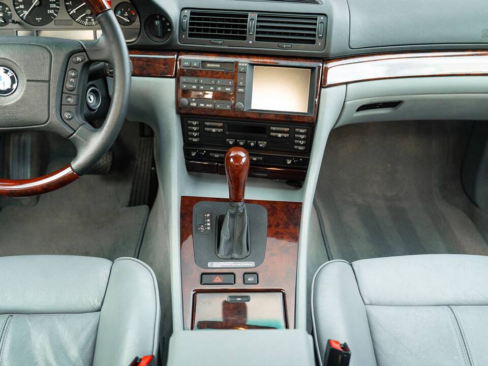 Image 35/55 of BMW 740i (1997)