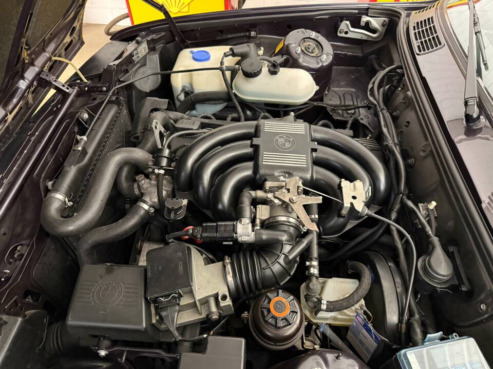 Image 12/18 of BMW 325i (1986)