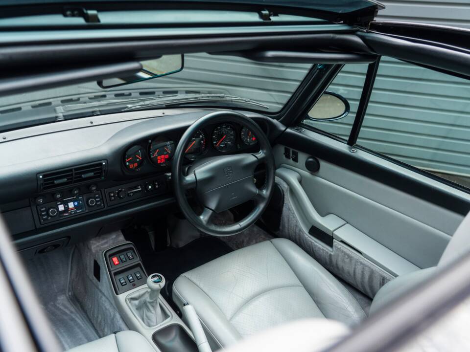 Image 23/68 of Porsche 911 Carrera (1997)